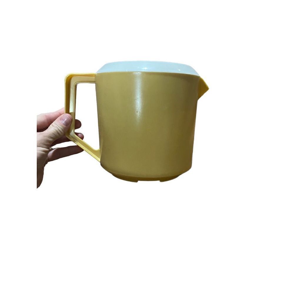 Vintage RUBBERMAID‎ Pitcher 1 1/2 Quart (48 oz.) Harvest Gold J-2745